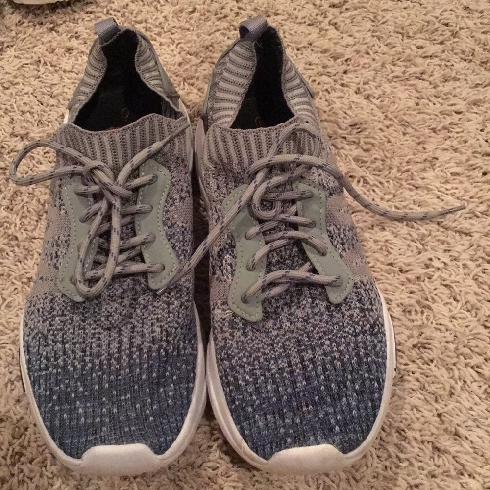 Comfy sneaker size 9